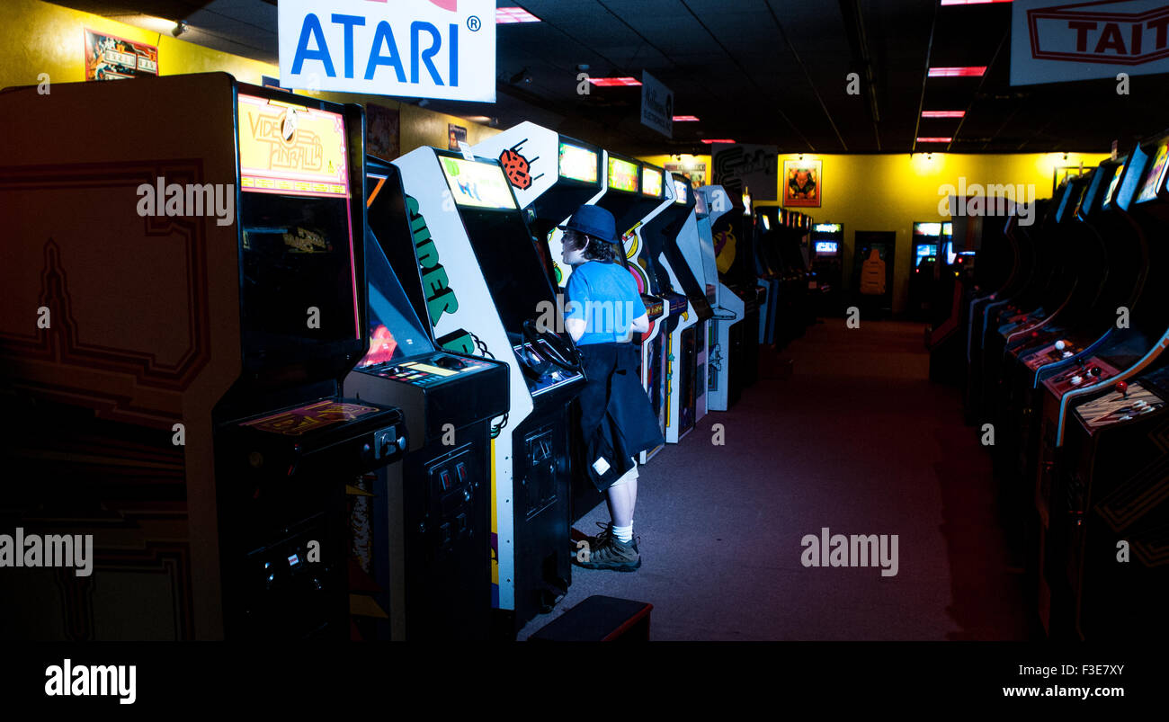 Un bambino gioca giochi video all'interno di American Classic Arcade Museum in Laconia, New Hampshire, Stati Uniti d'America. Foto Stock