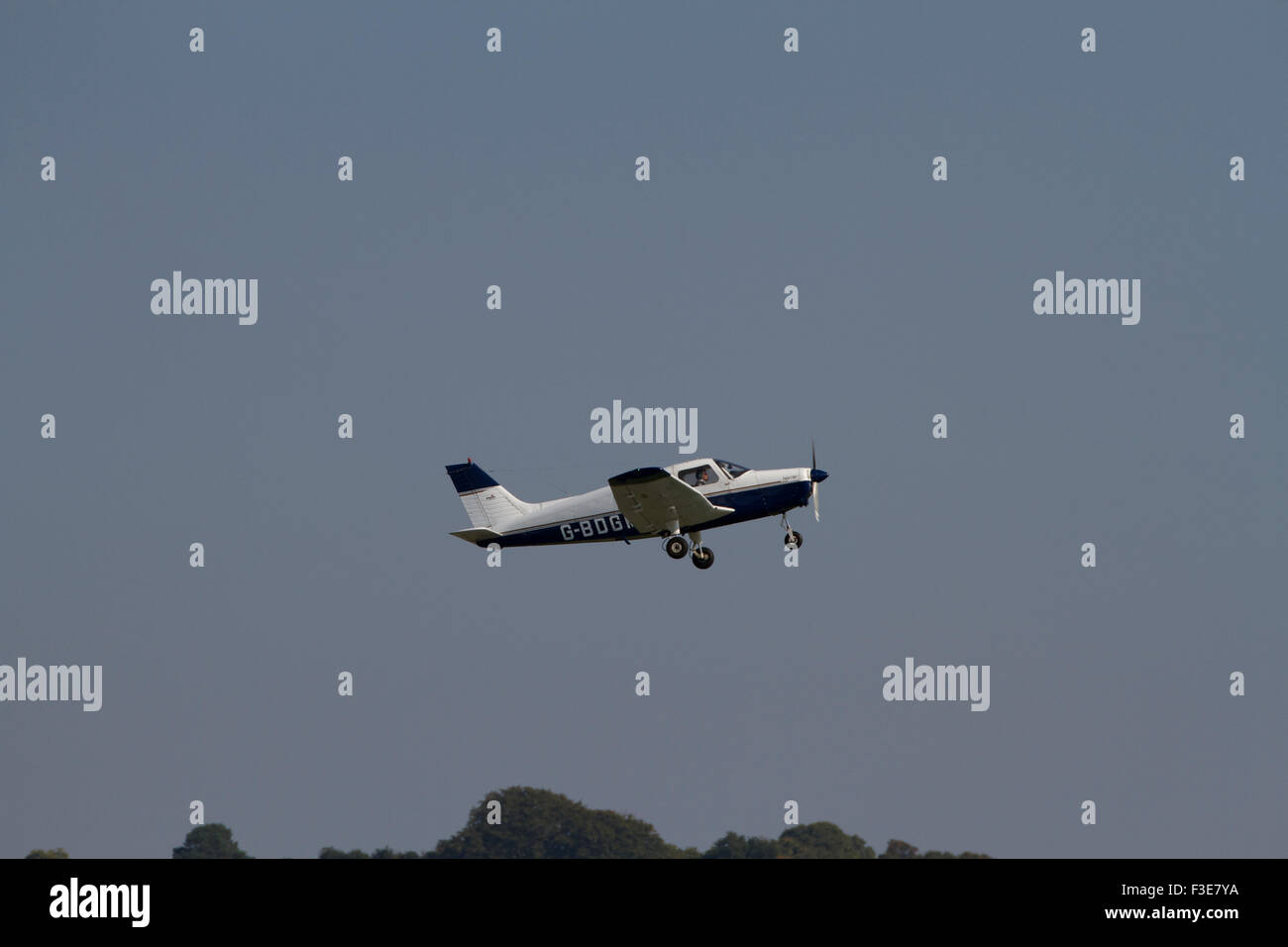 Propulsori singolo aeromobile leggero arrampicata dopo il decollo dall aeroporto di Wolverhampton. Regno Unito Foto Stock