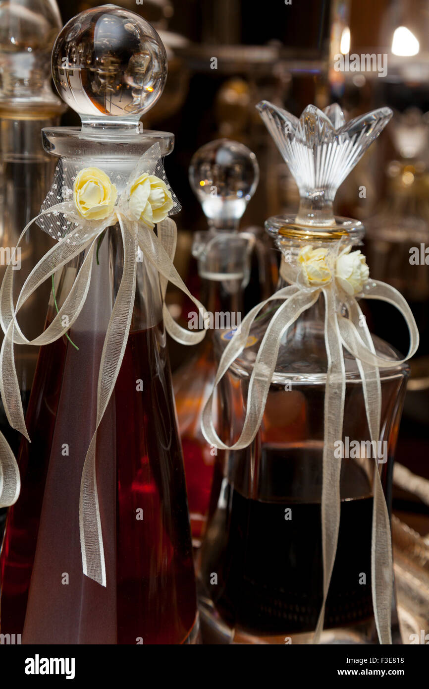 Decorate wedding bottiglie di bevande in casa (cognac o brandy) Foto Stock