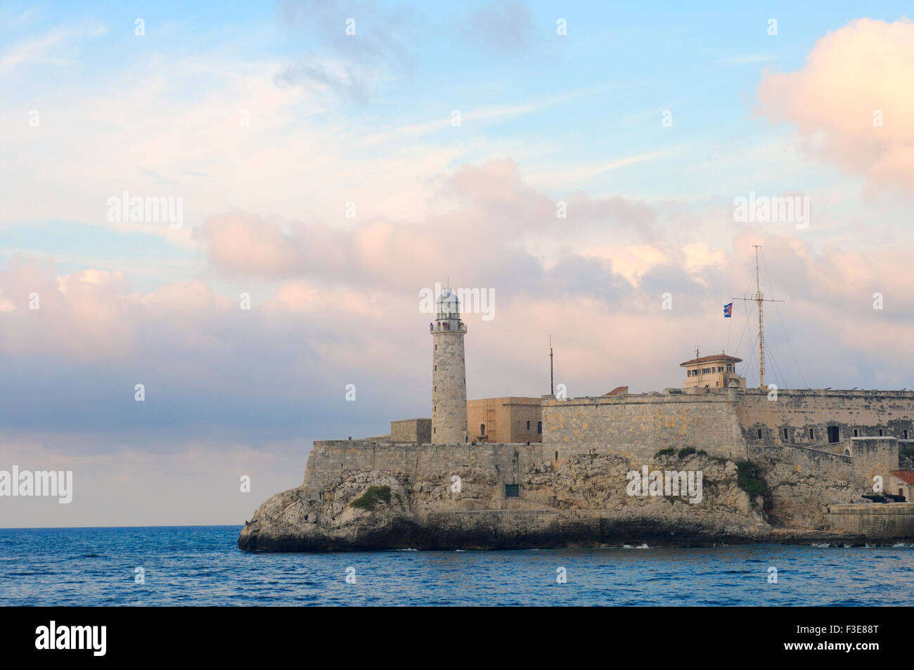 Vista di el Morro fortezza nella Baia dell Avana al tramonto, Cuba Foto Stock