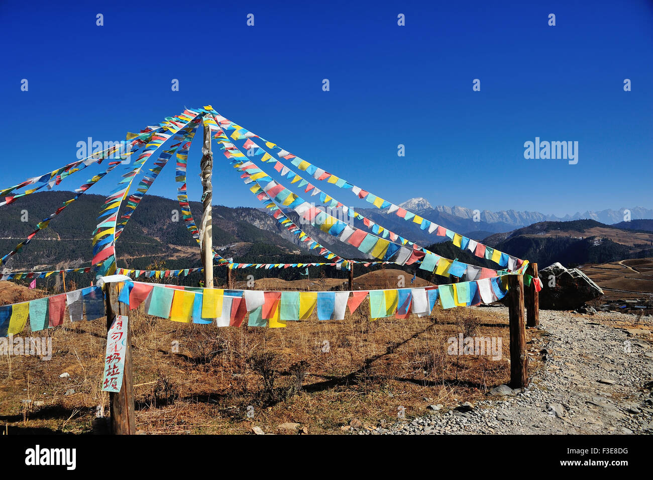 Bandiera di preghiera con la montagna nel lontano indietro Foto Stock