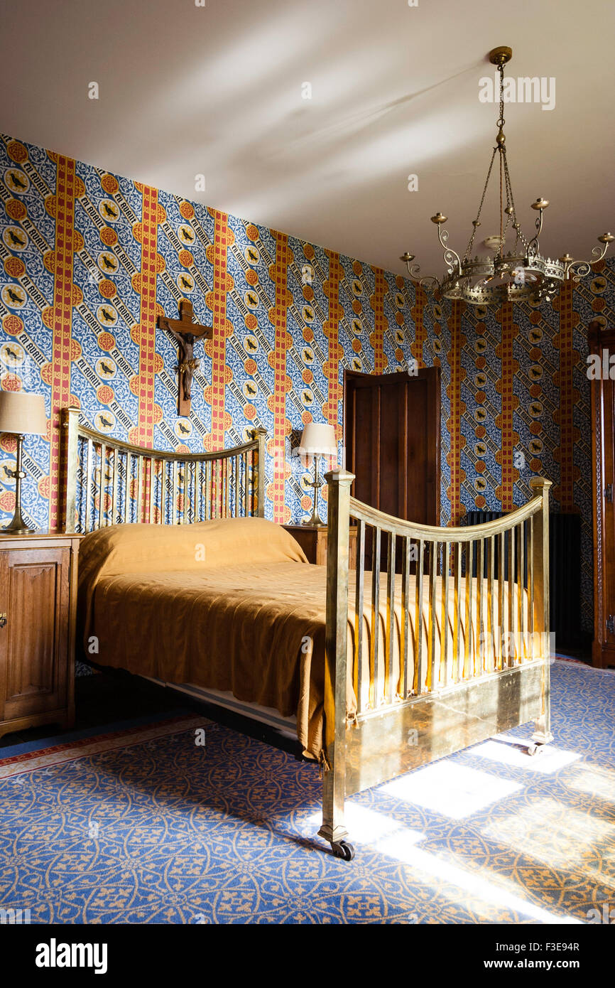 Inghilterra, Ramsgate. Il Grange, house progettata da Augusto Pugin. Pugin camera da letto della restaurata con sfondo blu. Croce sulla parete sopra il letto. Foto Stock Inghilterra, Ramsgate. Il Grange, house progettata da Augusto Pugin. Pugin camera da letto della restaurata con sfondo blu. Croce sulla parete sopra il letto. Foto Stock