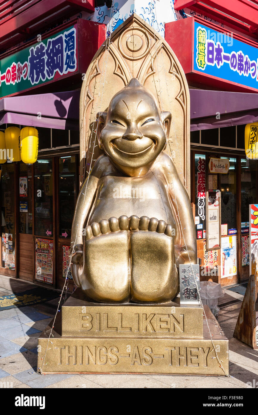 Osaka, Shinsekai. La famosa statua Billiken al di fuori del negozio sulla strada principale, un popolare buona fortuna icona dell'area. "Le cose come sono". Foto Stock