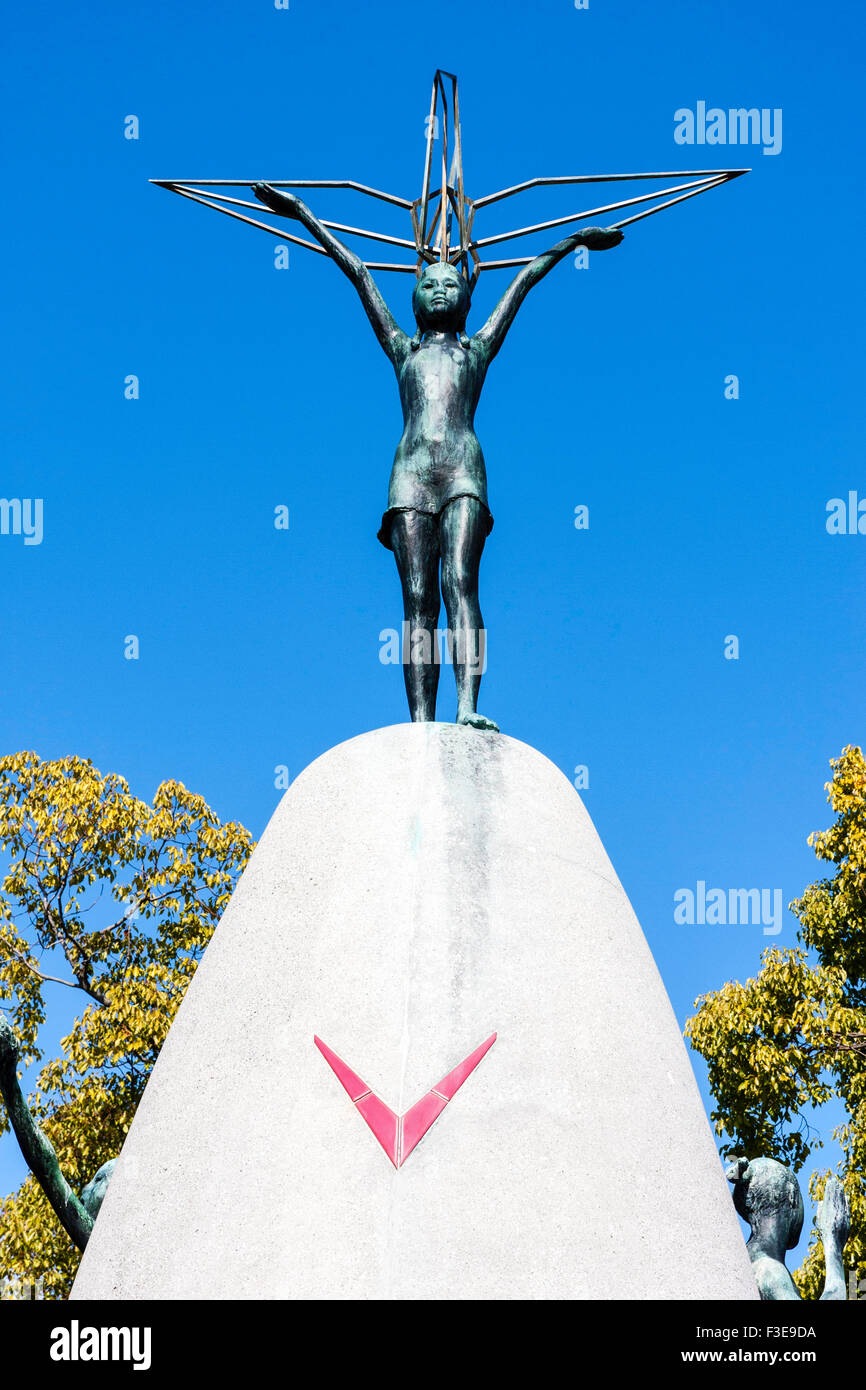 Hiroshima. I bambini di pace del monumento costruito per Sadako Sasaki e tutti i bambini che sono morti quando la bomba è esplosa. Close up della statua del bambino e la gru. Foto Stock