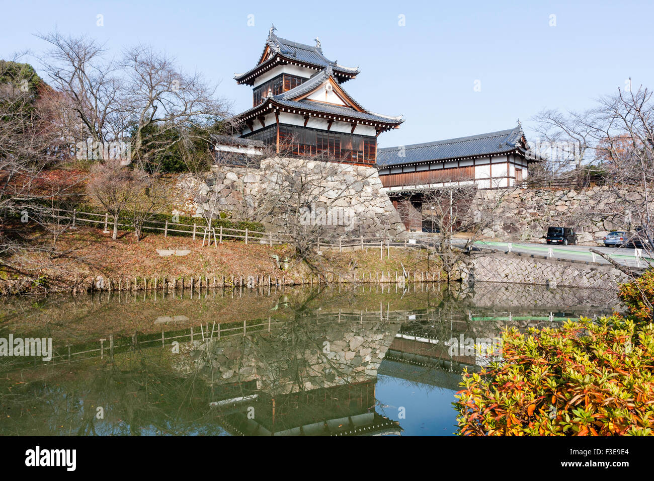 Giappone, Yamato-Koriyama castello. Otemon gatehouse, yaguramon, gate con torretta, watariyagura stile, con Ote Mukai torretta di fronte. Cielo azzurro e sole splendente. Foto Stock