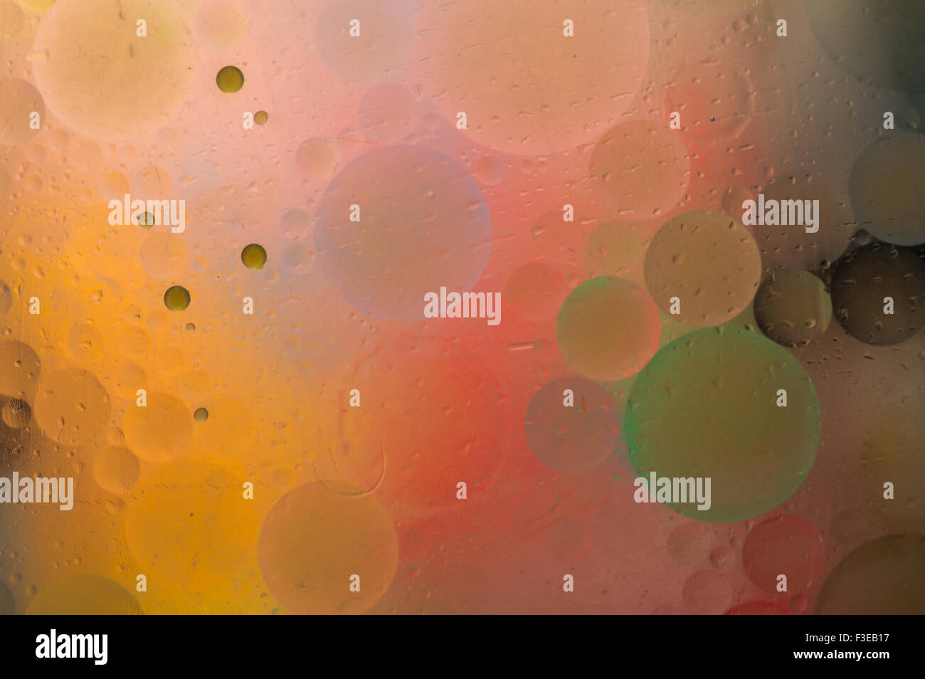 Gocce di olio in acqua Foto Stock