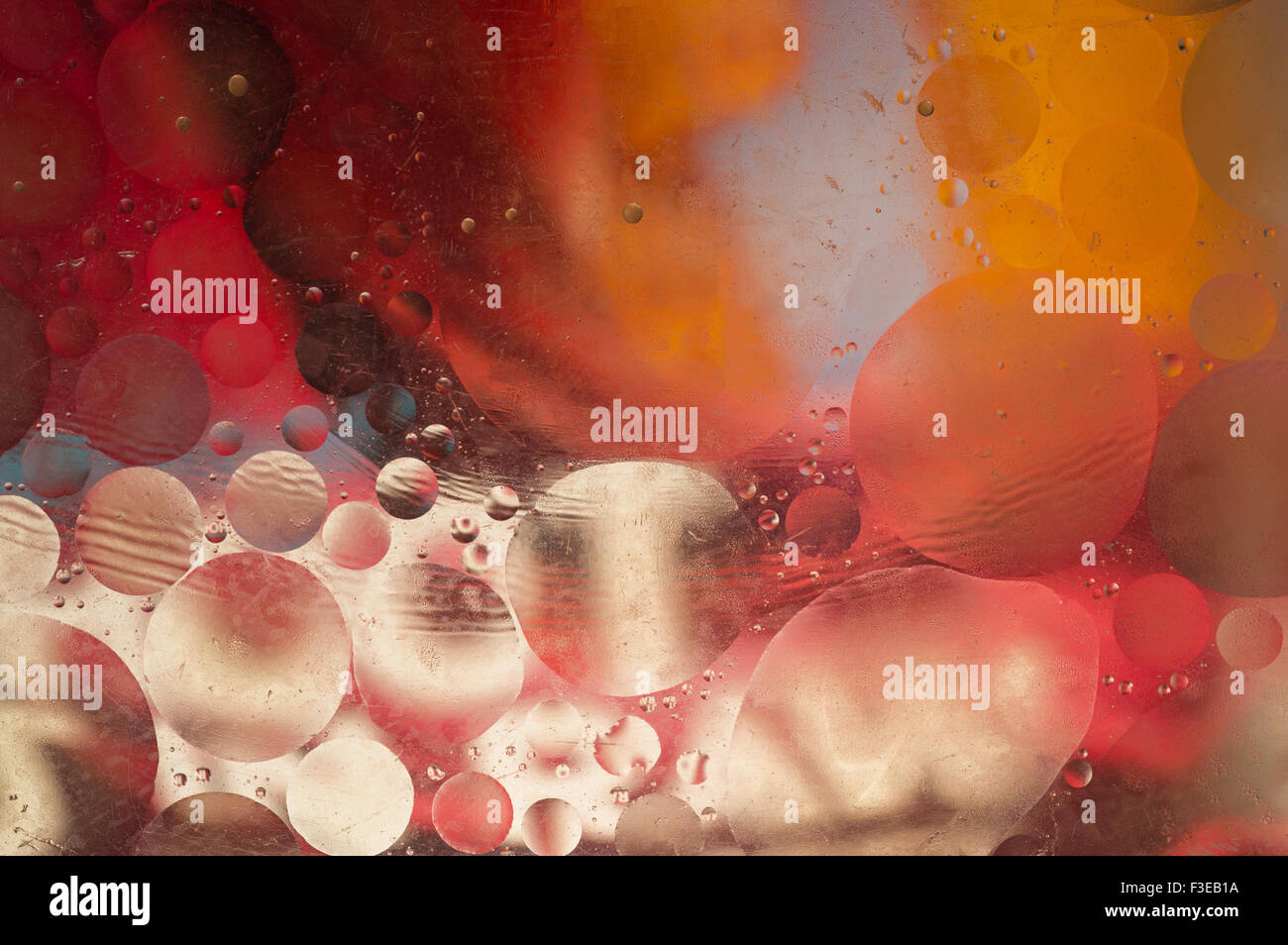 Sfondo colorato con gocce di olio in acqua Foto Stock