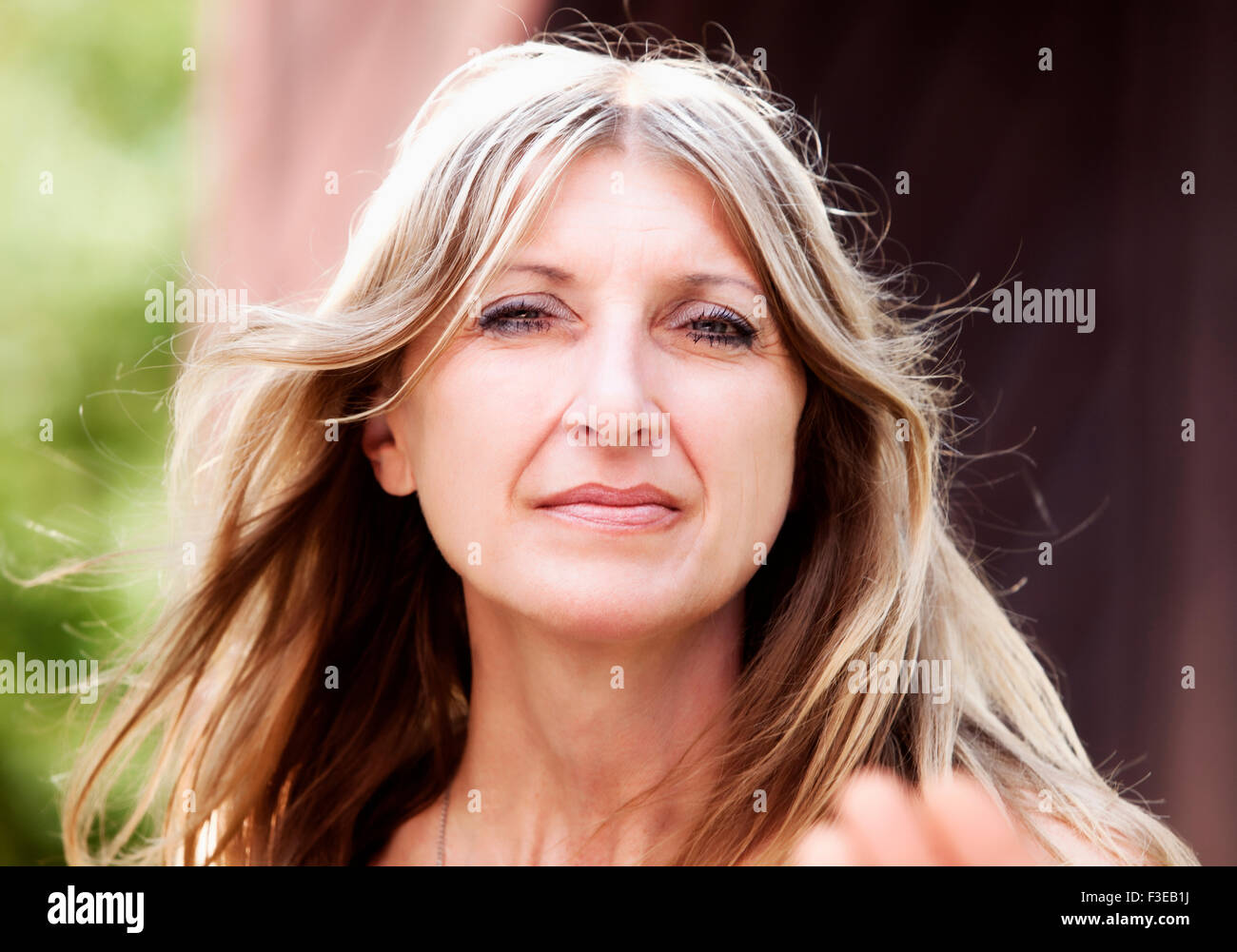 Ritratto di una donna di mezza età con capelli biondi cercando Foto Stock