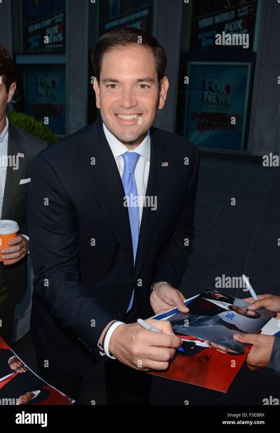 New York, NY, STATI UNITI D'AMERICA. 6 Ottobre, 2015. Il senatore Marco Rubio fuori e circa per celebrità Candids - MER, New York, NY Ottobre 6, 2015. Credito: Derek Storm/Everett raccolta/Alamy Live News Foto Stock