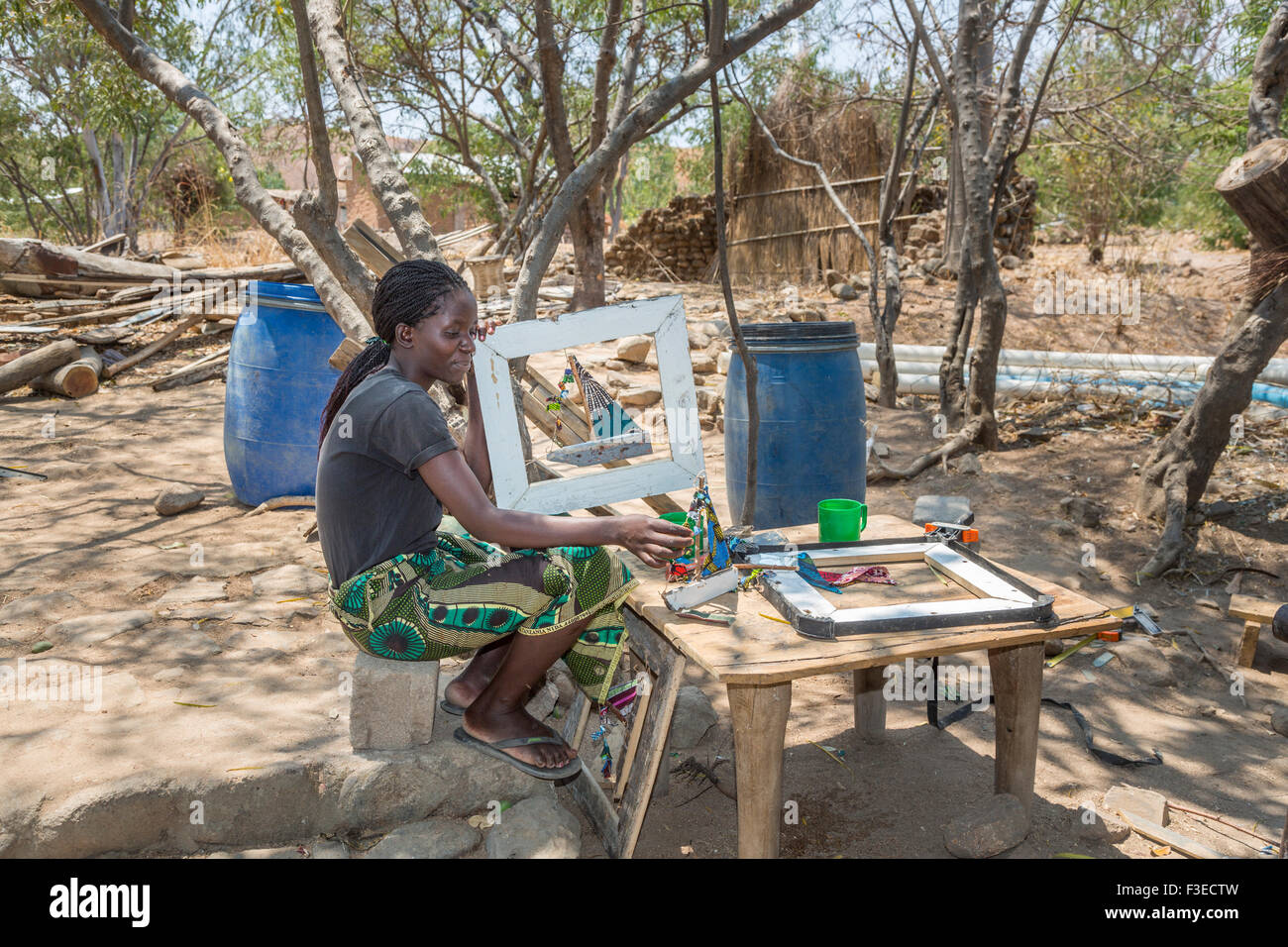 Donna locale visualizzando una foto, Katundu commercio creative workshop, Likoma Island, il Lago Malawi Malawi, sud-est Africa Foto Stock