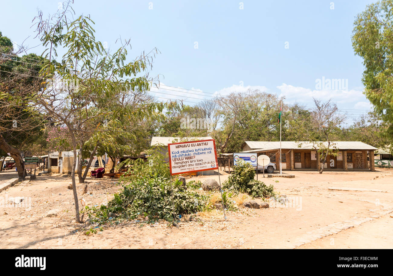 African istituto scolastico: segno per l Iniziativa Nazionale per l educazione civica (Nizza), Likoma Island, il Lago Malawi Malawi, sud-est Africa Foto Stock