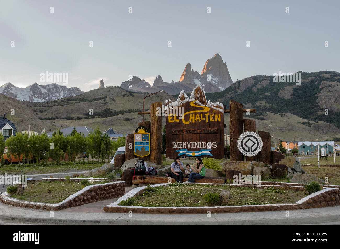 La gente seduta da El Chalten palina con Fitz Roy in background, Patagonia, Argentina, Sud America Foto Stock