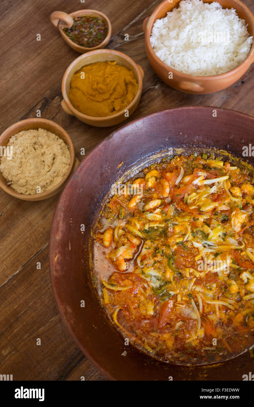 Brasile, Bahia. Moqueca - stufato di pesce o gamberetti, dende olio di palma, latte di cocco, pomodoro, cipolla e coriandolo. Servito con pasta e condimenti vatapa Foto Stock