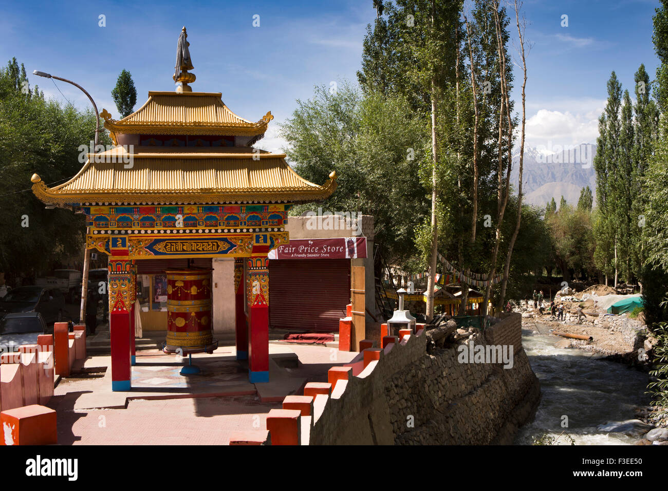 India, Jammu e Kashmir, Ladakh Leh, Changspa, la preghiera buddista ruota accanto al fiume Foto Stock