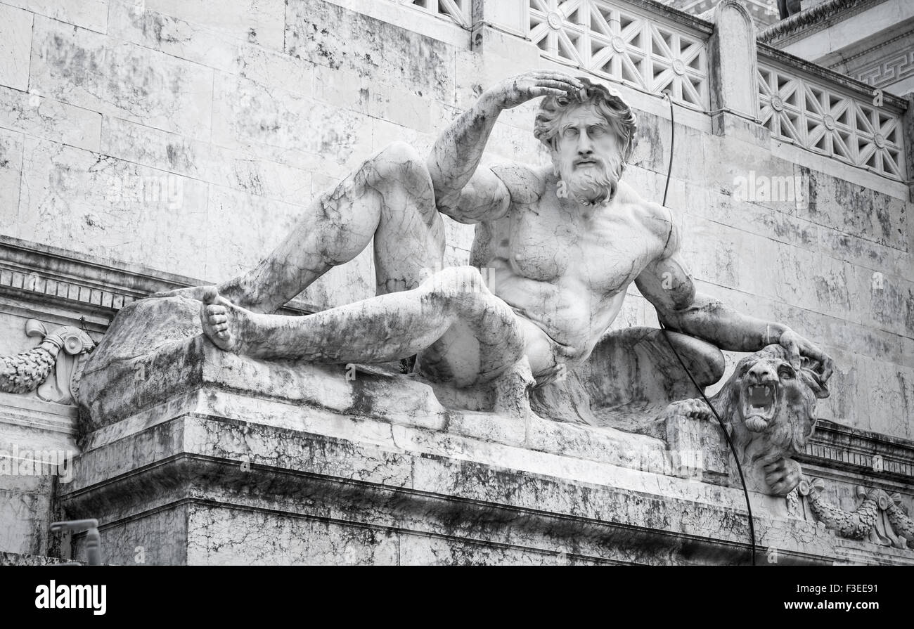 L'uomo bianco statua dell Altare della Patria, monumento nazionale a Vittorio Emanuele II il primo re di una Italia unificata, situato in R Foto Stock