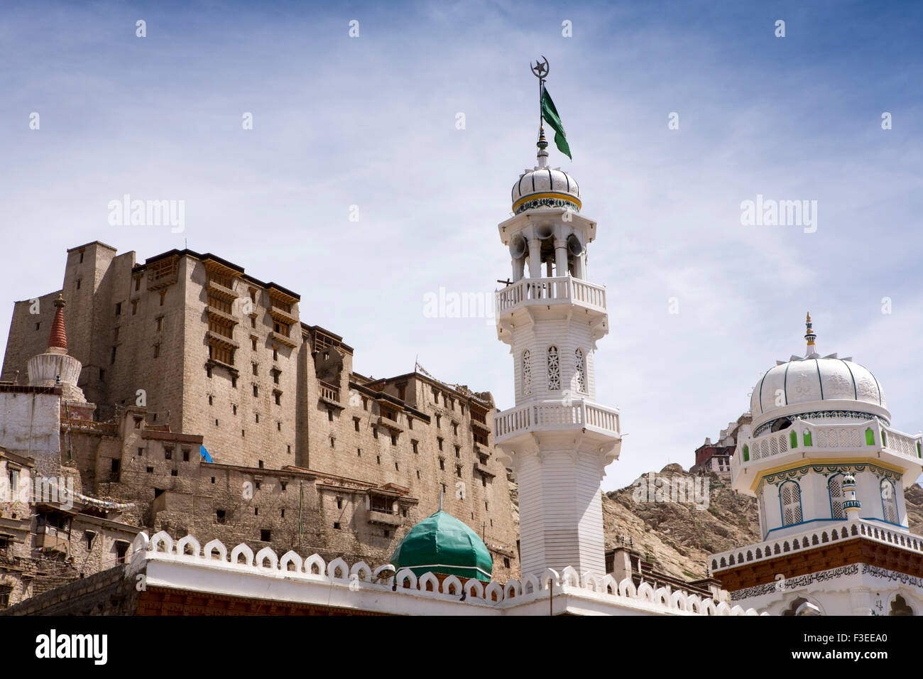 India, Jammu e Kashmir, Ladakh Leh, città vecchia, il palazzo e Jamia Masjid minareto dal Bazaar Principale Foto Stock