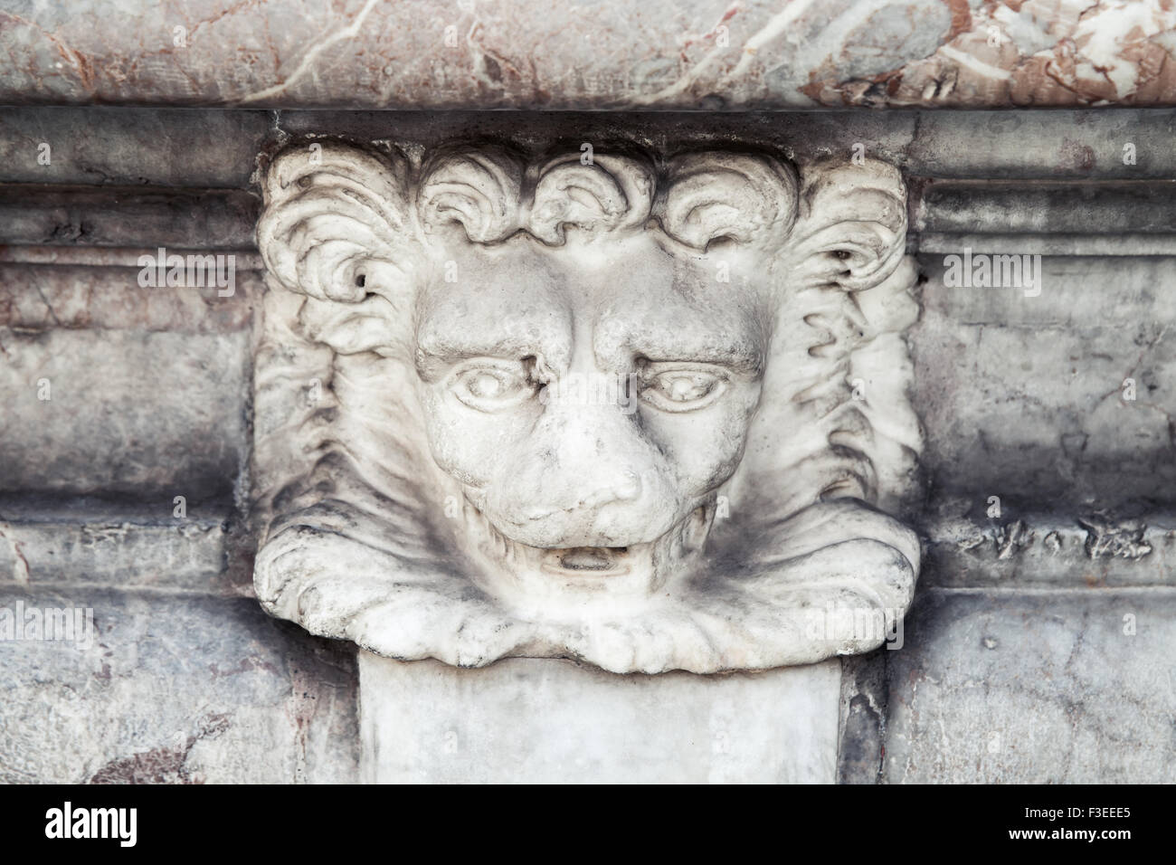 Testa di leone scultura, particolare decorativo di Fontana in Italia, Roma. Piazza della Rotonda. Fontana del Pantheon Foto Stock