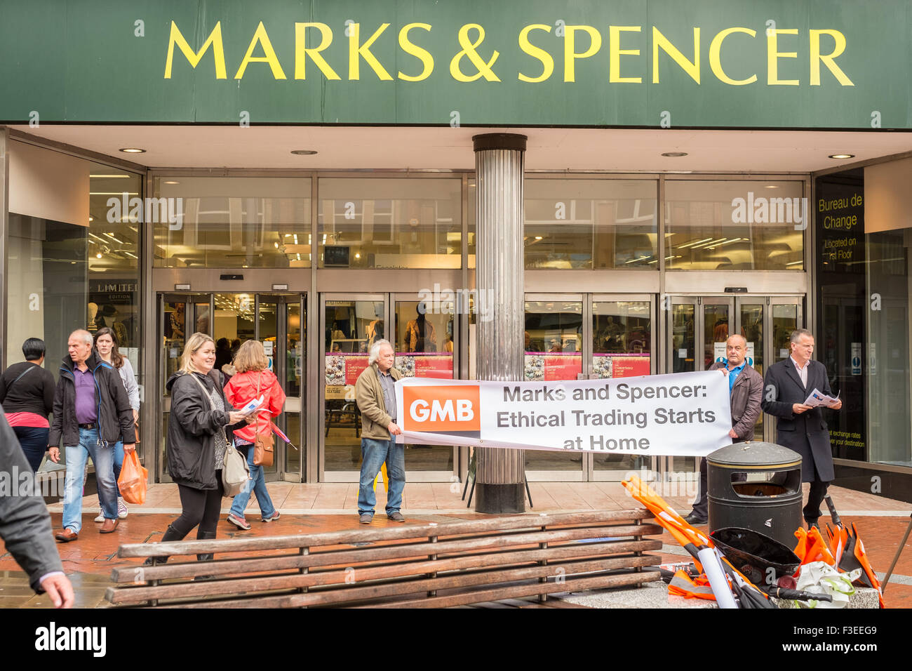 Reading, Regno Unito. Il 6 ottobre, 2015. GMB protestare su Martedì 6 ottobre a M&S lettura su pratiche di lavoro in corrispondenza di M&S Swindon Depot con personale dell'Agenzia pagato £2 per ora meno di personale diretto Credito: © Paul Chambers/Alamy Live News Foto Stock