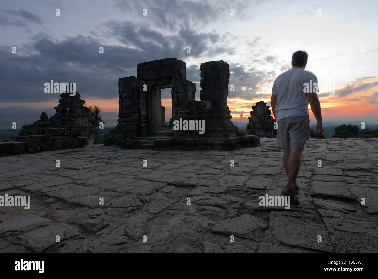 Phnom Bakheng Temple. Sunrise. Phnom Bakheng è uno dei 4 colli che si distingue la zona di Angkor. Re Yasovarman I. bui Foto Stock