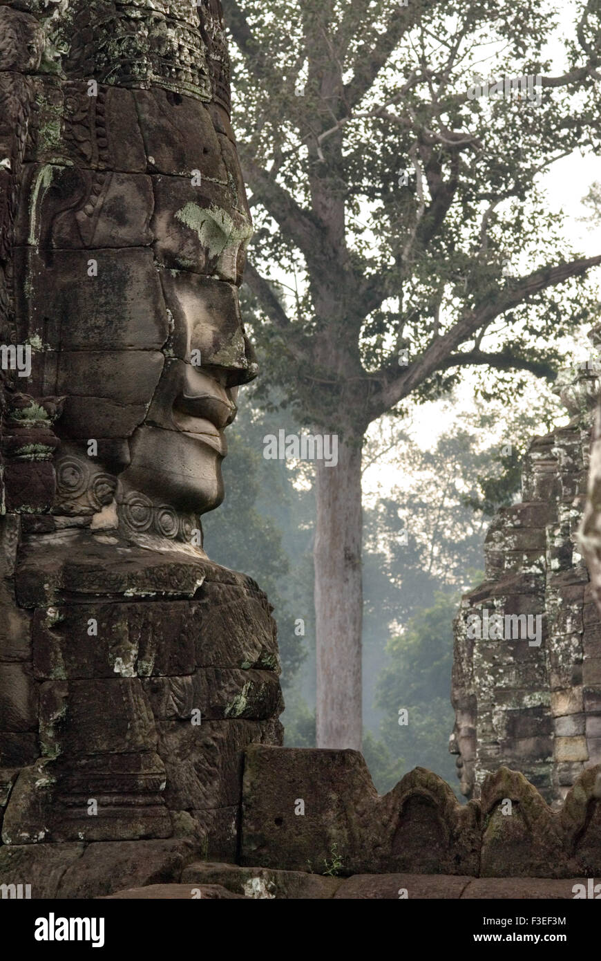 Le facce del tempio Bayon. Angkor Thom. Noi ci troviamo di fronte è stordito. È come niente altro nella terra. Il Bayon è individuare Foto Stock