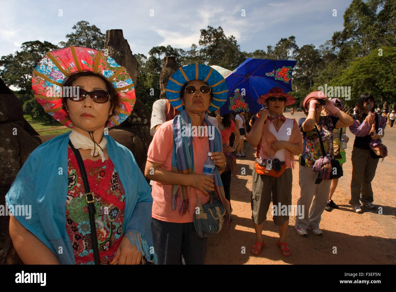 Il coreano turisti nel gateway di Angkor Thom. La grande città di Angkor Thom copre un area di tre chilometri quadrati, racchiuso Foto Stock