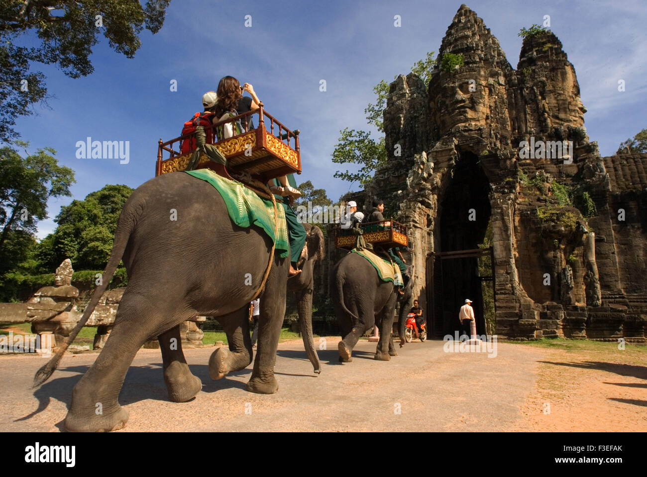 Corse di elefanti al gateway di Angkor Thom. Angkor Thom (grande Angkor) è un 3km2 murata e moated royal city ed è stato l'ultimo c Foto Stock