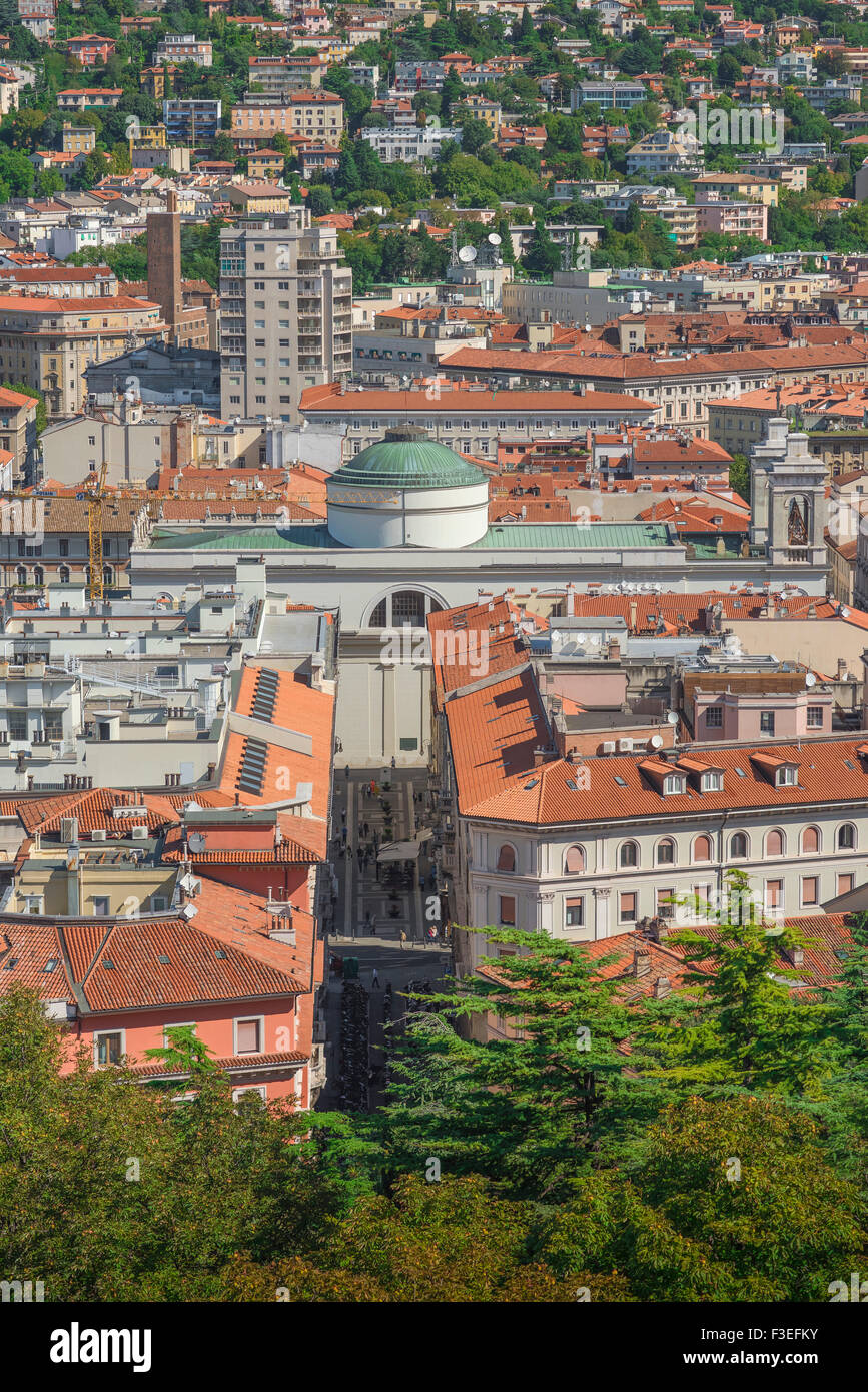 Trieste cityscape antenna, una vista del Borgo Teresiano di Trieste che mostra la cupola della chiesa di San Antonio Thaumaturgo. Foto Stock