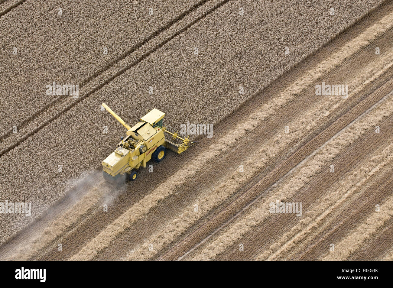 Foto aerea di New Holland 8070 mietitrebbia la mietitura Foto Stock