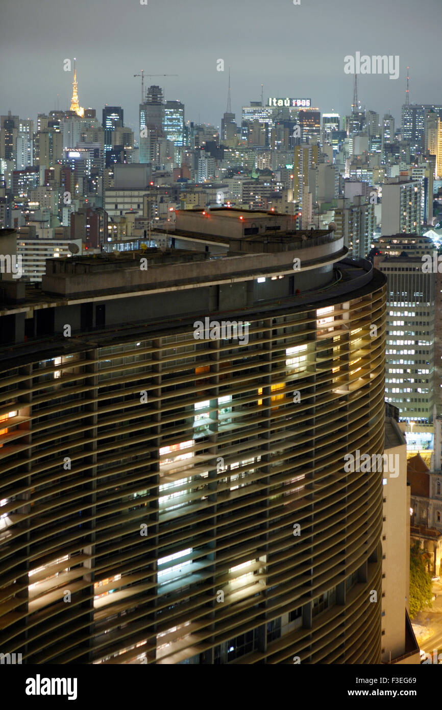 Vista di Sao Paulo skyline dalla Terraco Italia. Niemeyer's Edificio Copan nell'edificio curvo in primo piano Foto Stock