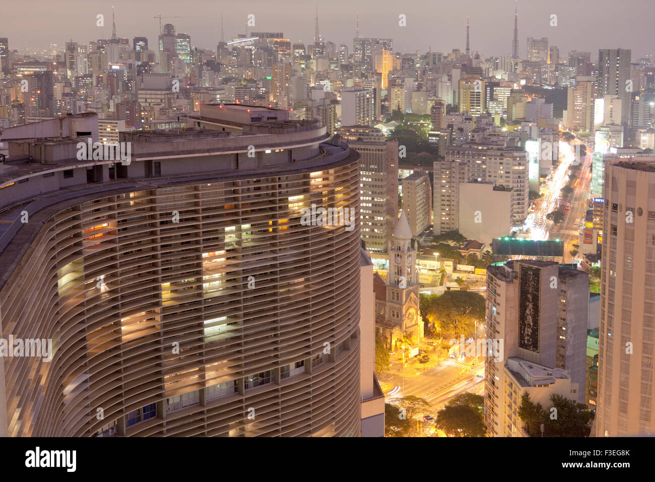 Vista di Sao Paulo skyline dalla Terraco Italia. Niemeyer's Edificio Copan nell'edificio curvo in primo piano Foto Stock