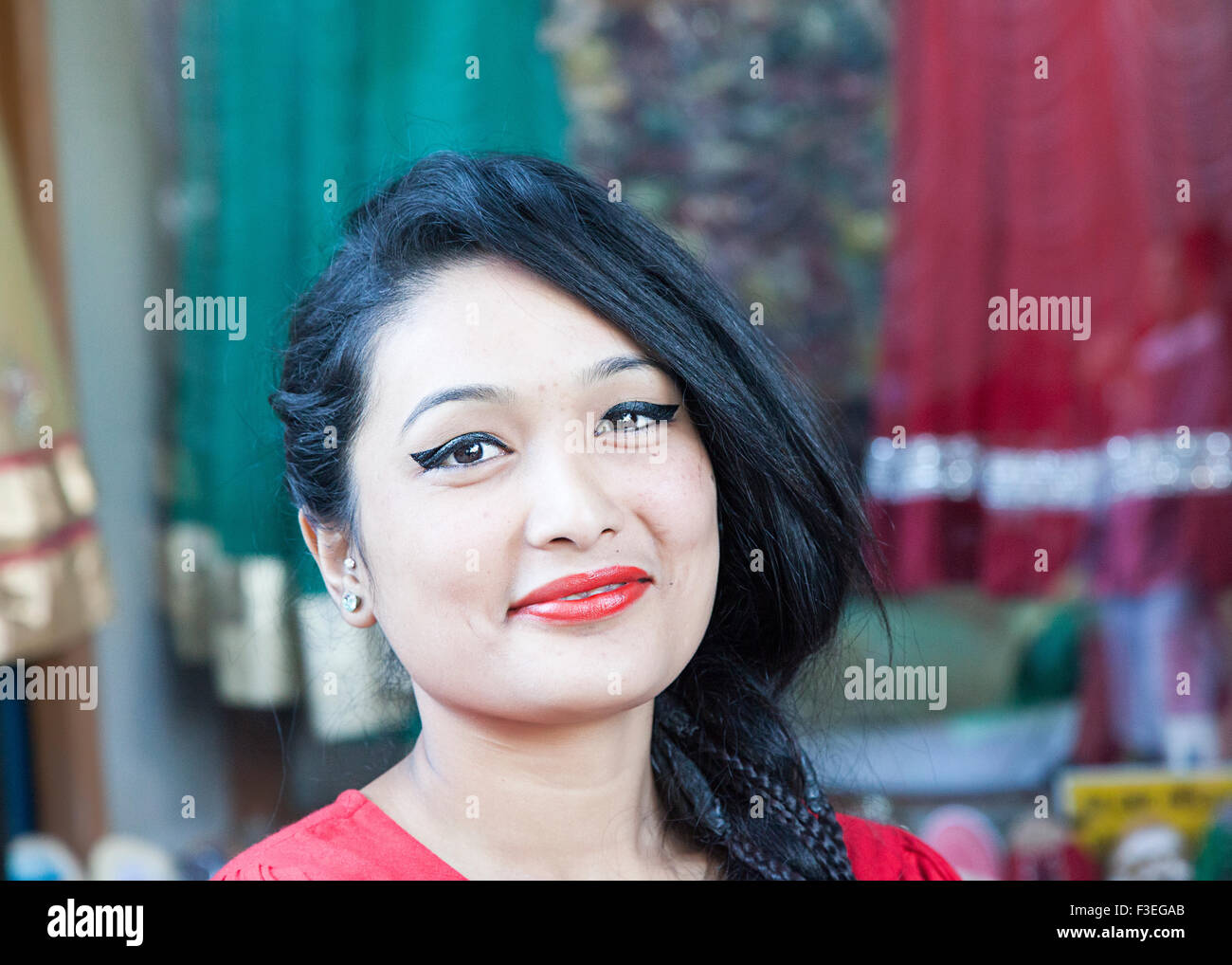 Ritratto di una bella ragazza Newari dal Nepal Foto Stock
