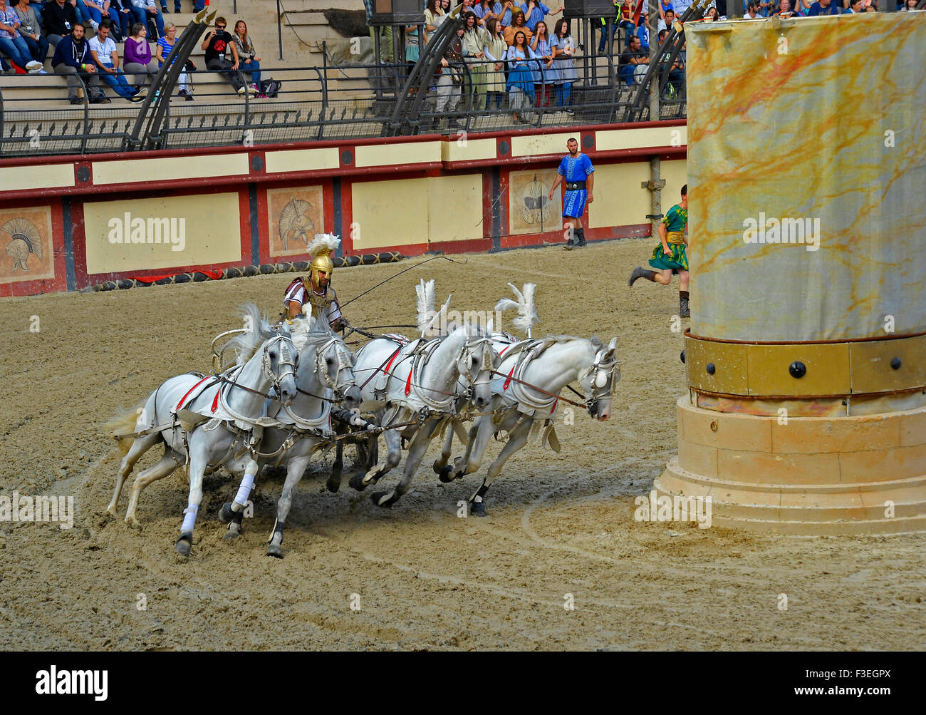Roman chariot racing al Puy du Fou theme park Francia Foto Stock