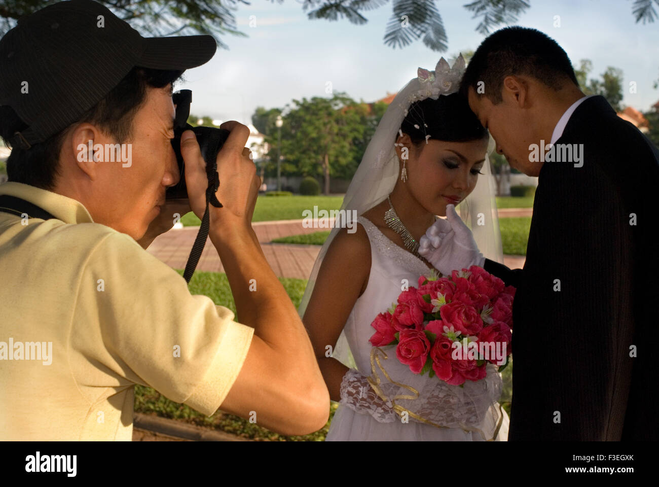 Fotografo per matrimoni. Nozze in Norodom Blvd Phnom Penh. In matrimonio Khmer, che ha un sacco di cerimonie terrà in ordine cronologico, ord Foto Stock