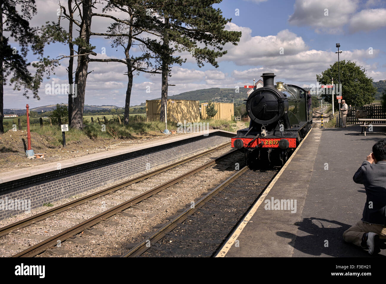 Vintage treno a vapore arrivando alla GWR conserve di stazione ferroviaria Winchcombe Gloucestershire England Regno Unito Foto Stock