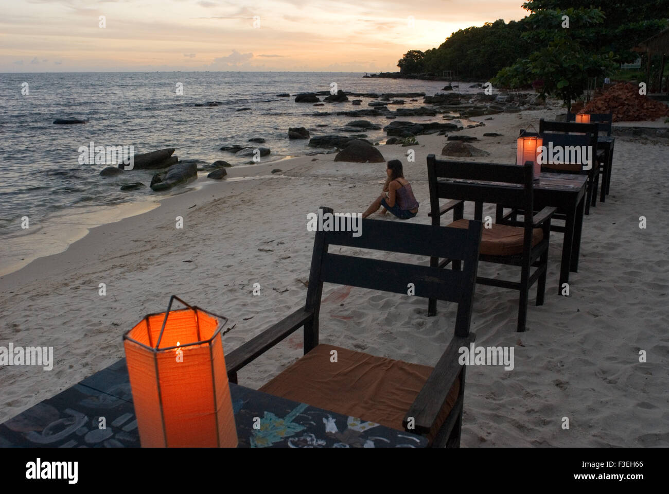 Tabelle di alcuni dei ristoranti sulla spiaggia. Spiaggia di Sihanoukville. Alcune di queste spiagge di Sihanoukville sono affollate con la spiaggia Foto Stock