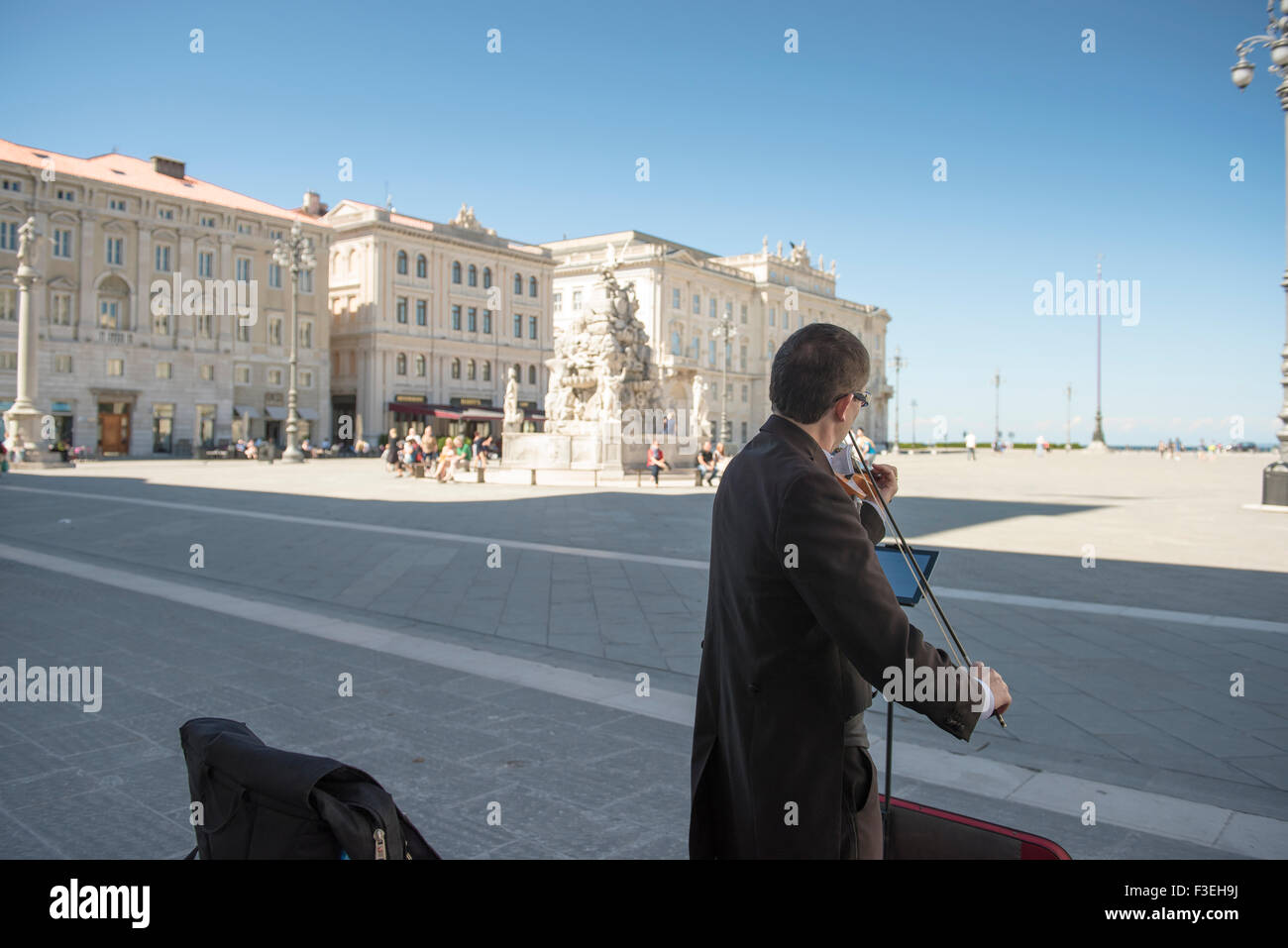 Via musicale Italia, vista di un violinista che suona il suo strumento in Piazza Unita d'Italia nel centro di Trieste. Foto Stock