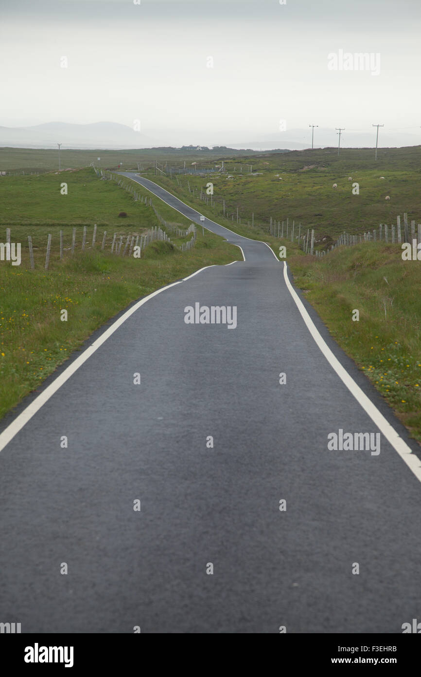 Via unica strada sulla North Uist, Ebridi Esterne, Scozia. Foto Stock