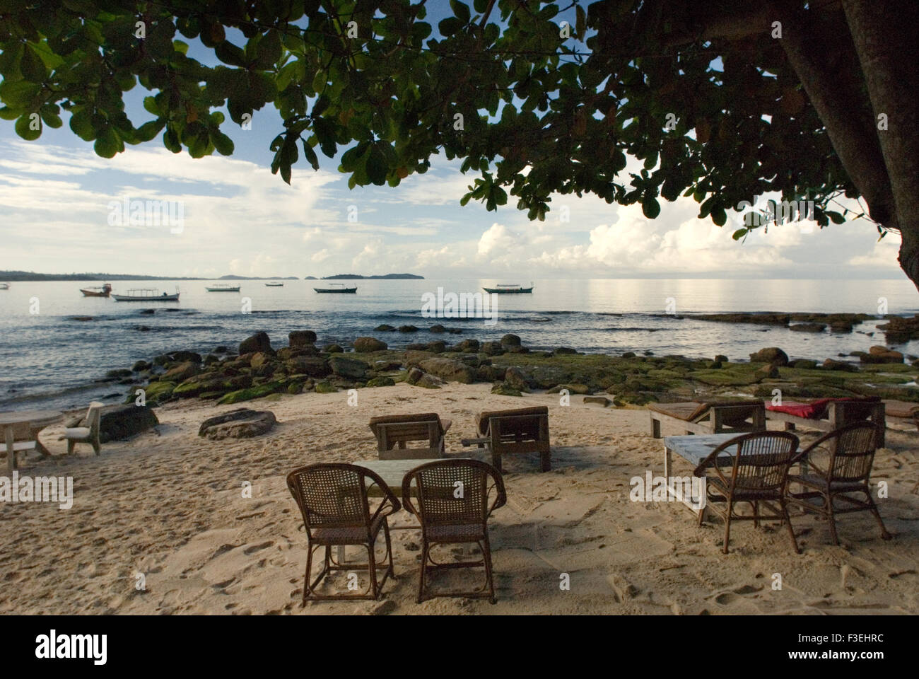 Tabelle di alcuni dei ristoranti sulla spiaggia. Spiaggia di Sihanoukville. Sihanoukville ha un aspetto diverso e sentire di più Cambo Foto Stock