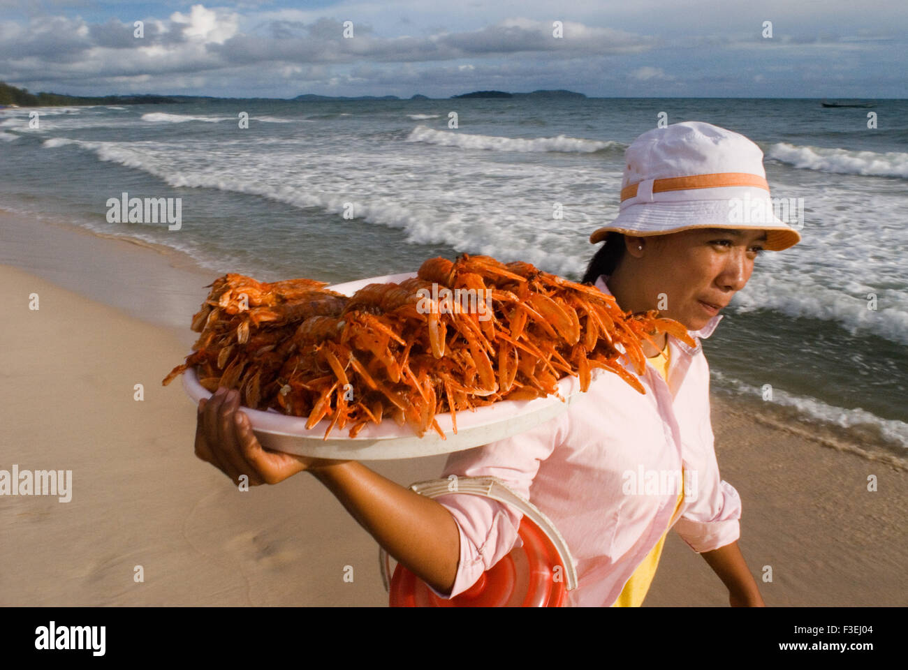 La vendita di gamberi di fiume in Sihanoukville beach. Arrivando in Sikanouville dopo un facile 4 ore di autobus con Mekong Angkor Express siamo noi Foto Stock