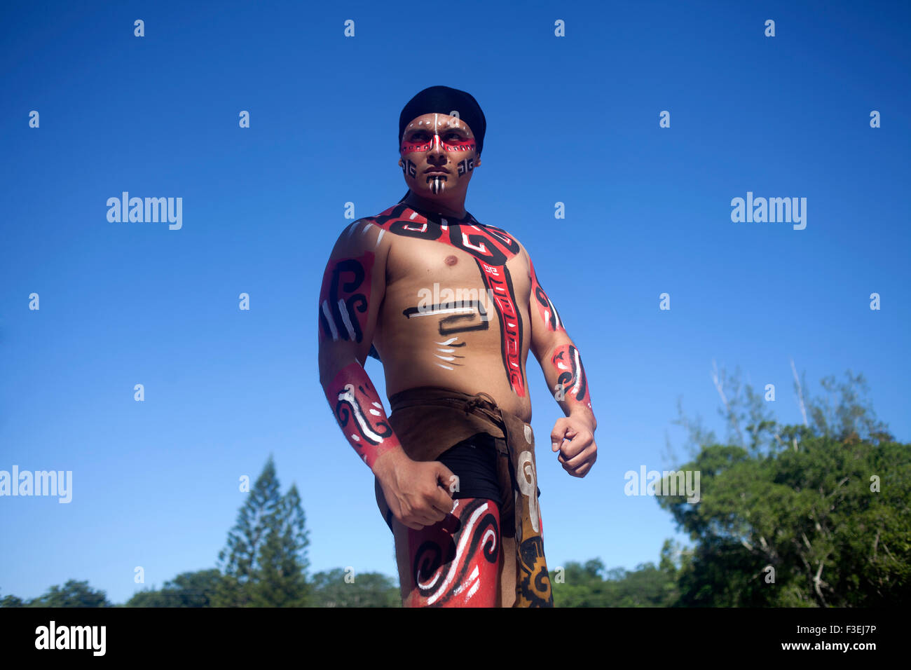 Una sfera di Maya Player da Chapab team pone al primo ¨Pok Ta Pok¨ rituale maya della palla di gioco la Coppa del Mondo in pista, Tinum, Yucatan Foto Stock