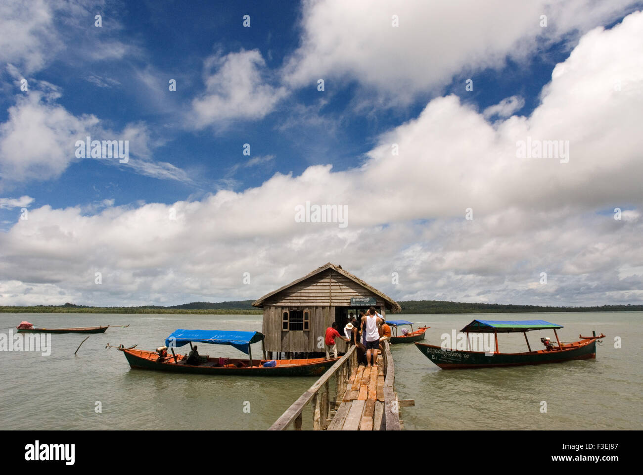 Capanna in risma Parco Nazionale. Alesare il Parco Nazionale è un incontaminato Parco marittimo appena al di fuori di Sihanoukville. Notevole per la sua mangro Foto Stock