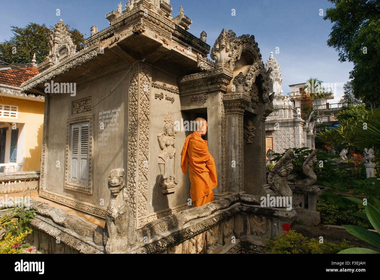 Alloggiamento per i monaci buddisti in Wat Kampheng Tempio. Battambang. Battambang è il capoluogo della provincia di Battambang e Foto Stock