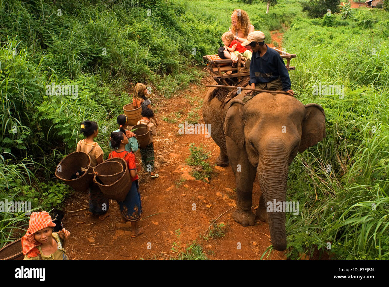 Corse di elefanti da villaggio Kateung. Viaggiare con i bambini. Ratanakiri. Banlung è una buona base per visitare la campagna; anche voi Foto Stock