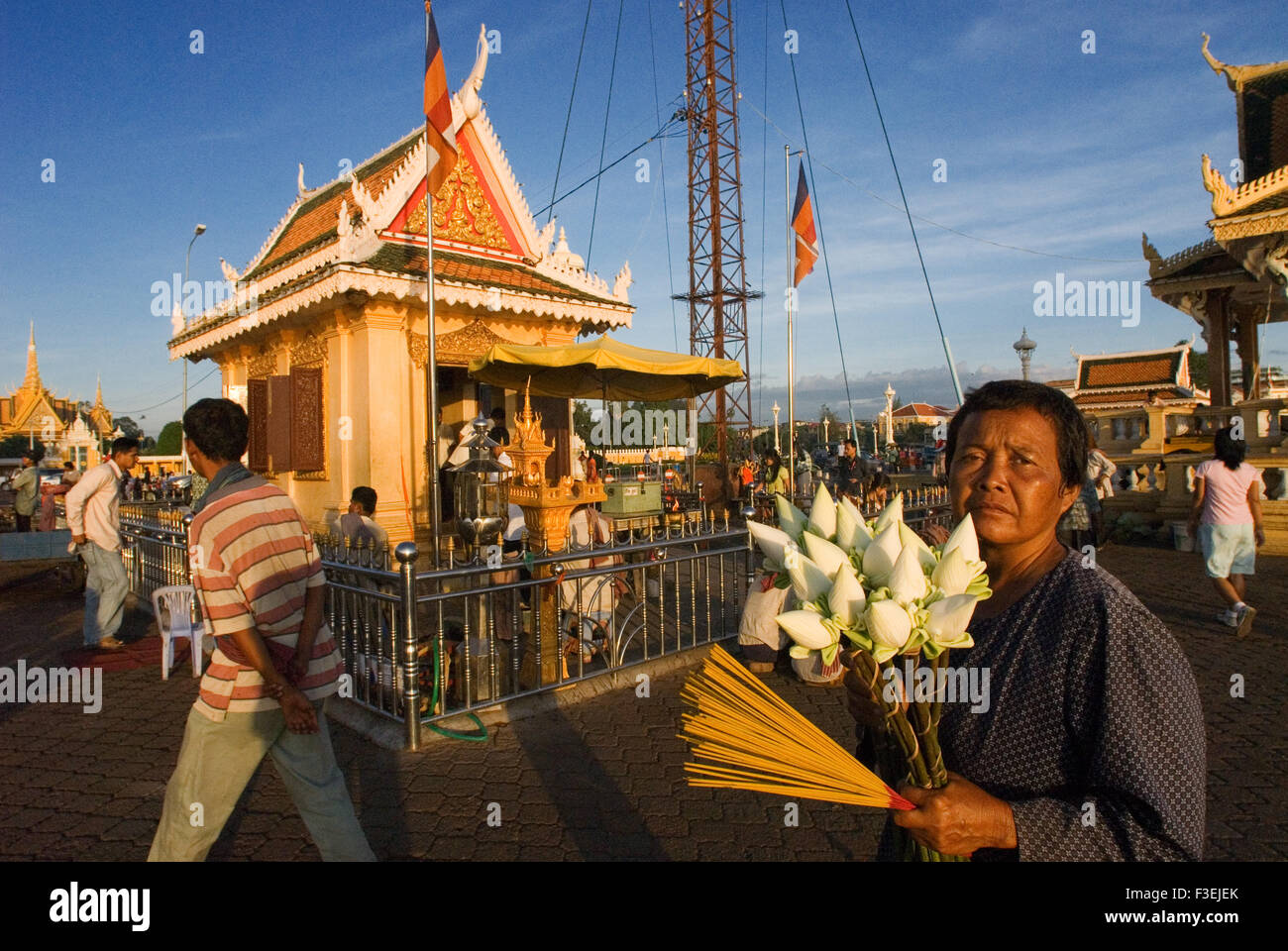 Venditore di fiori vicino al fiume Tonle Sap. Phnom Penh. Una miscela di ospitalità cambogiano, Asian exotica e fascino indocinese attendono t Foto Stock