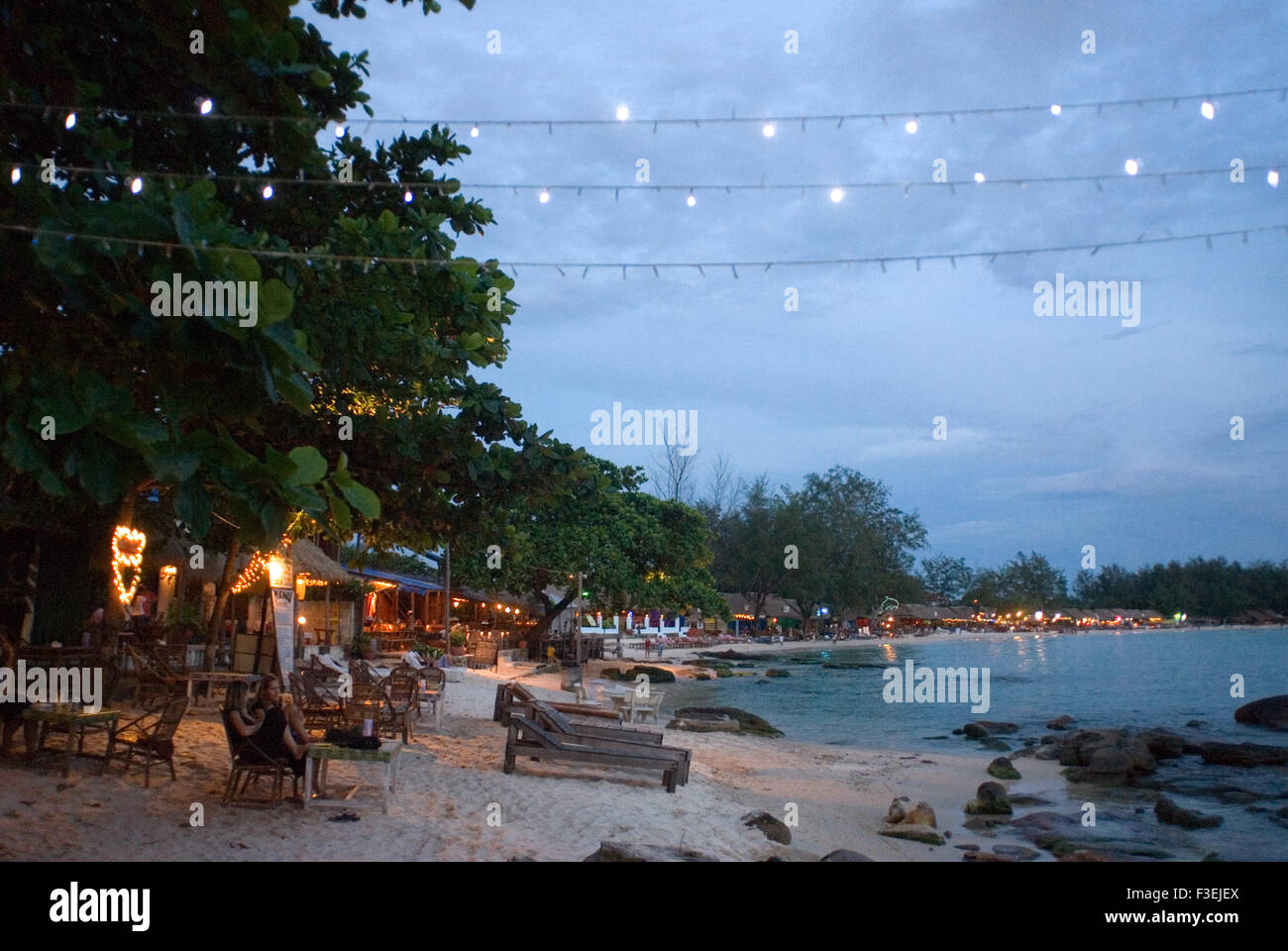 Spiaggia di Sihanoukville. Al crepuscolo diviene il luogo di incontro per assaporare una buona birra. Sihanoukville (Krong Preah Seihanu), precedentemente Kompo Foto Stock