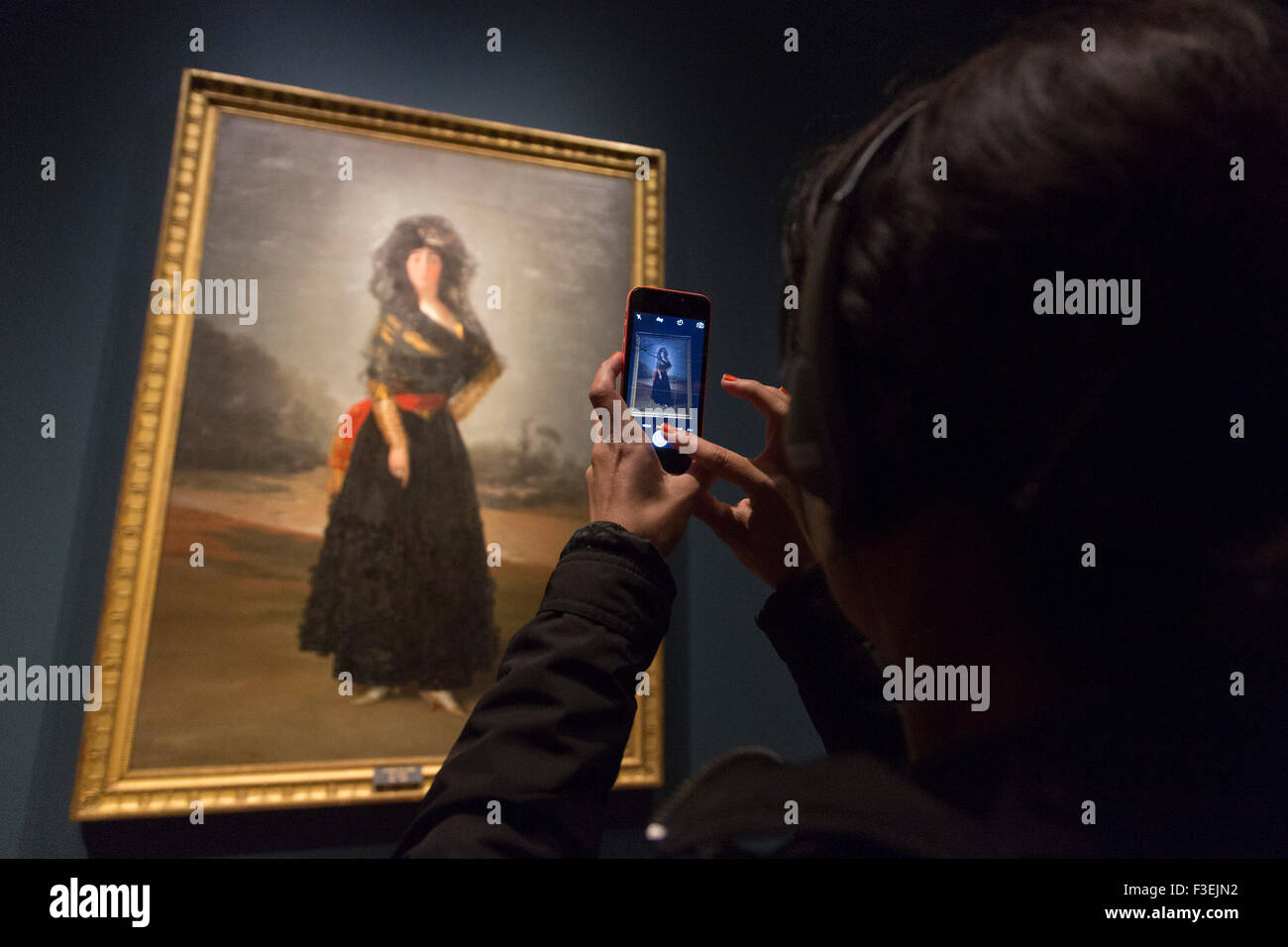 Londra, Inghilterra. 06/10/2015. Premere Anteprima della mostra Goya: i ritratti della National Gallery di Londra, Inghilterra. La mostra si apre al pubblico il 7 ottobre 2015 e fino al 10 gennaio 2016. Pittura: la duchessa di Alba, 1797. Foto Stock