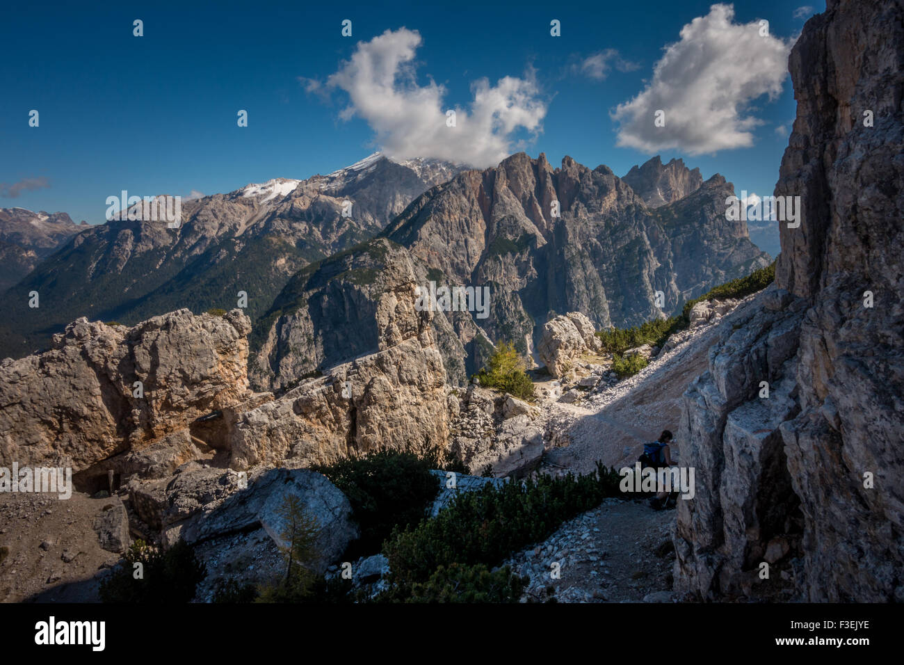 Guardando verso il basso sulla sinistra verso un vecchio Prima Guerra Mondiale lookout post a Cortina, Italia (Dolomiti) Foto Stock