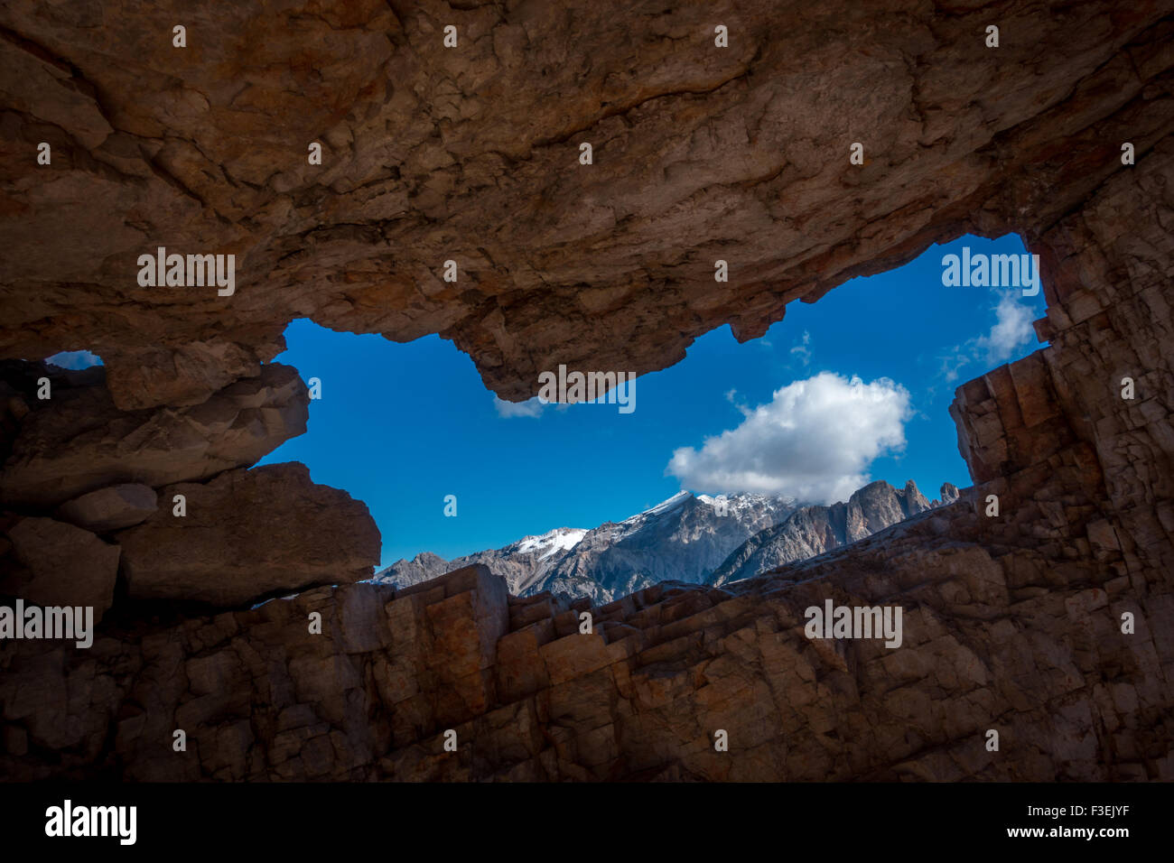 Guardando attraverso un vecchio Prima Guerra Mondiale lookout post a Cortina, Italia (Dolomiti) Foto Stock
