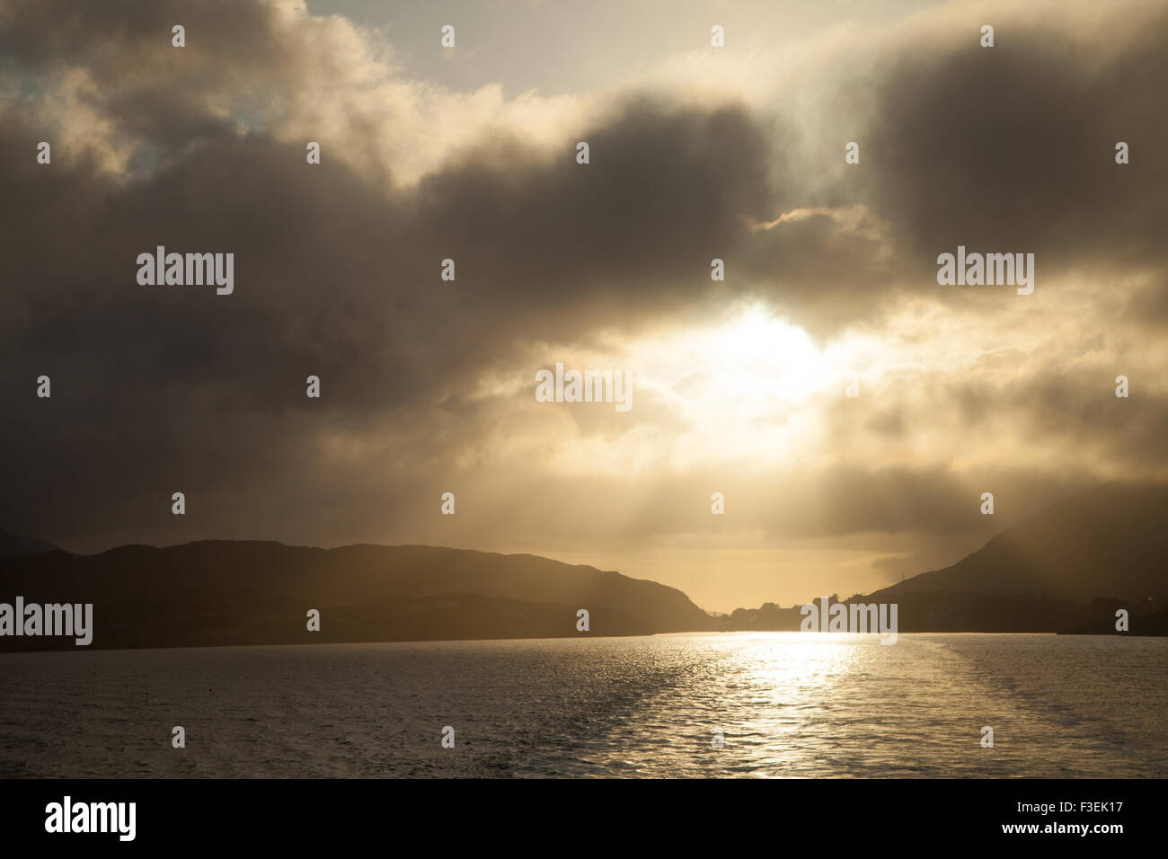 Drammatico il cielo sopra il porto di Tarbert Isle of Harris, Ebridi Esterne della Scozia. Foto Stock