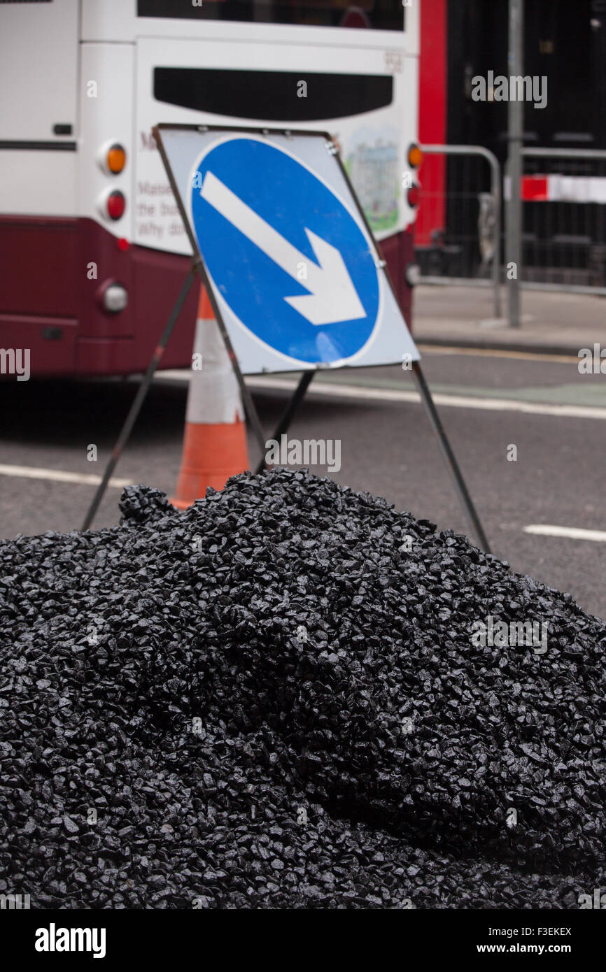 Le riparazioni stradali a Edimburgo, nuovo asfalto essendo prevista. Foto Stock